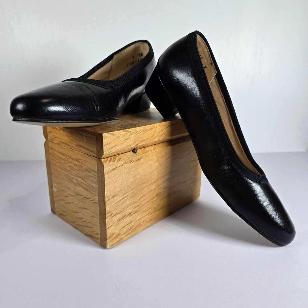 Vintage Johansen Black Leather 1.25" Kitten Heels Slip-On 9AA Made In USA
